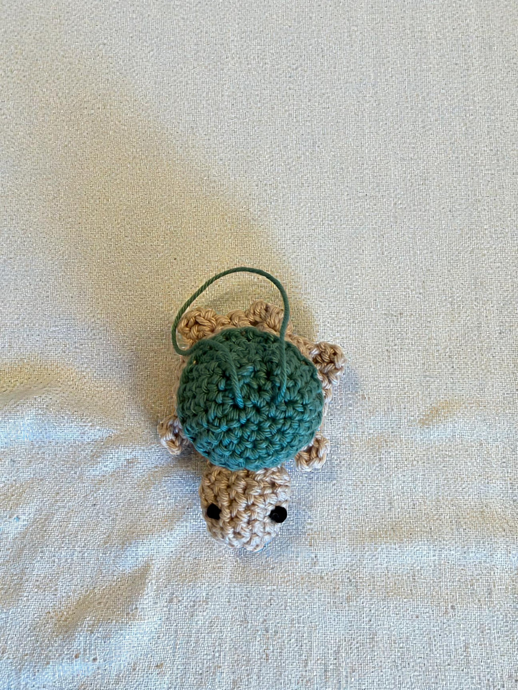 TURTLE nøkkelring - heklet skilpadde med søte detaljer, frontvisning"